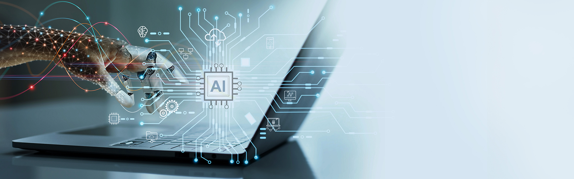 Eine Roboterhand tippt auf die Tastatur eines Laptops. Im Vordergrund sind grafische Symbole und Linien eingeblendet, die ein Netzwerk darstellen, in dessen Zentrum ein Chip mit der Aufschrift „AI“ (für Künstliche Intelligenz) zu sehen ist. Die Darstellung symbolisiert digitale Vernetzung und den Einsatz von KI.