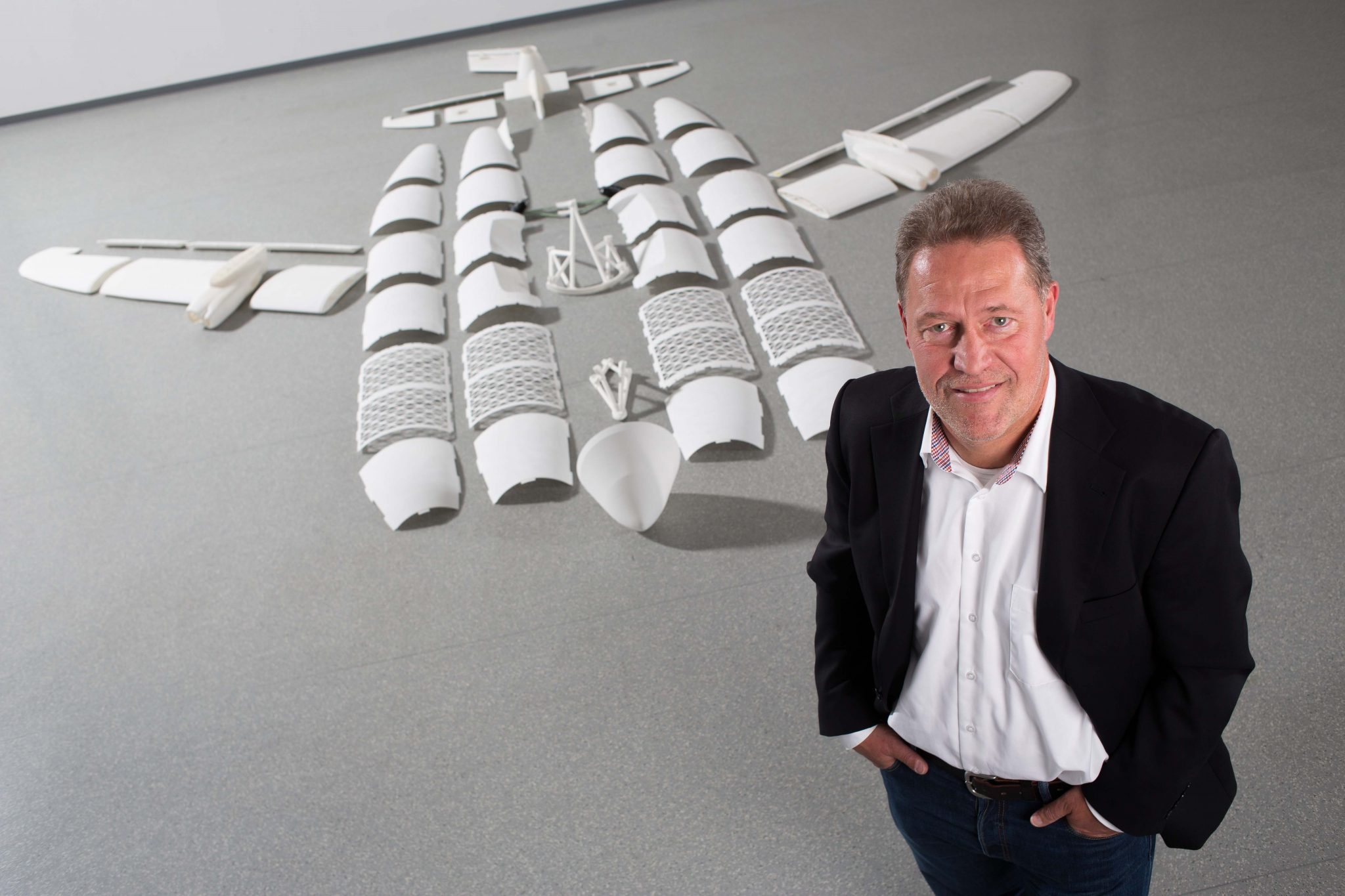 Peter Sander vor den Teilen des ersten 3D-gedruckten Flugzeugs