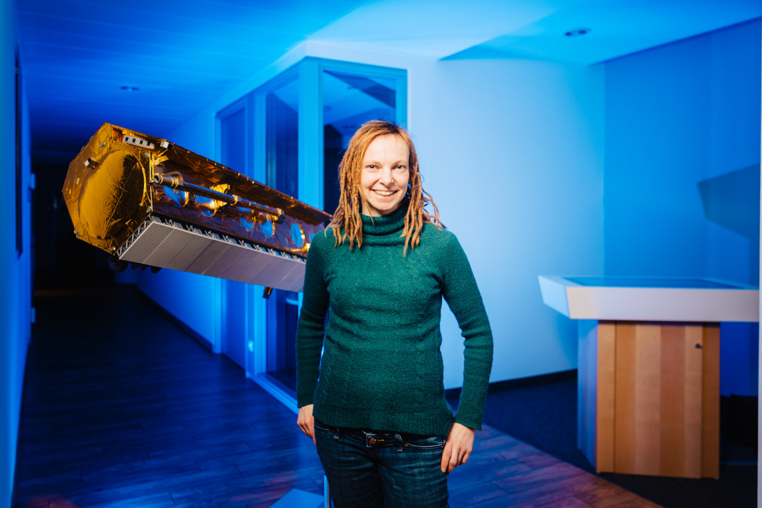 Dr. Anja Frost vor einem Modell des TerraSar-X-Satelliten, Bild: WFB/Jonas Ginter