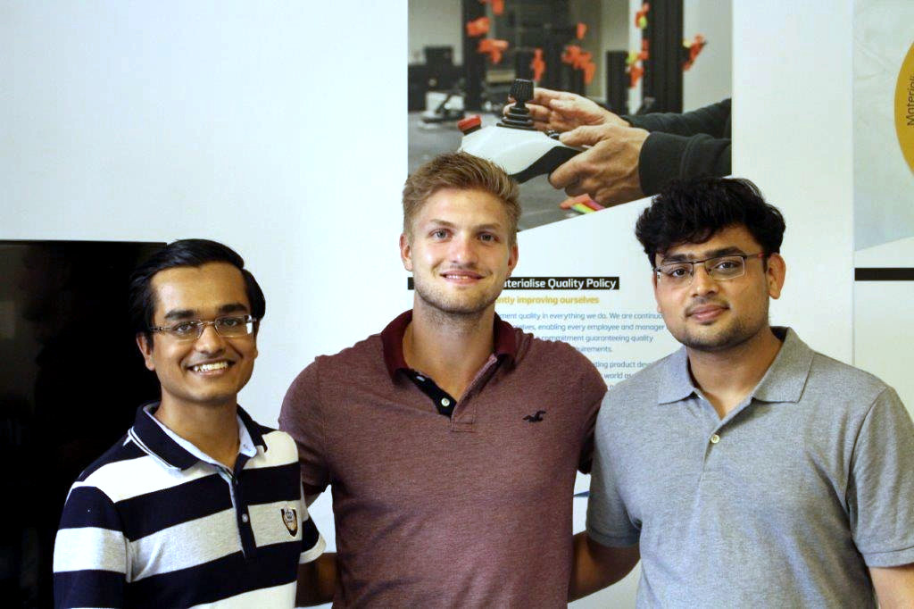 Eingespieltes Team: Keyur Solanki (links) und Chirag Shah (rechts) mit Materialise-Werksstudent Tim Steghofer