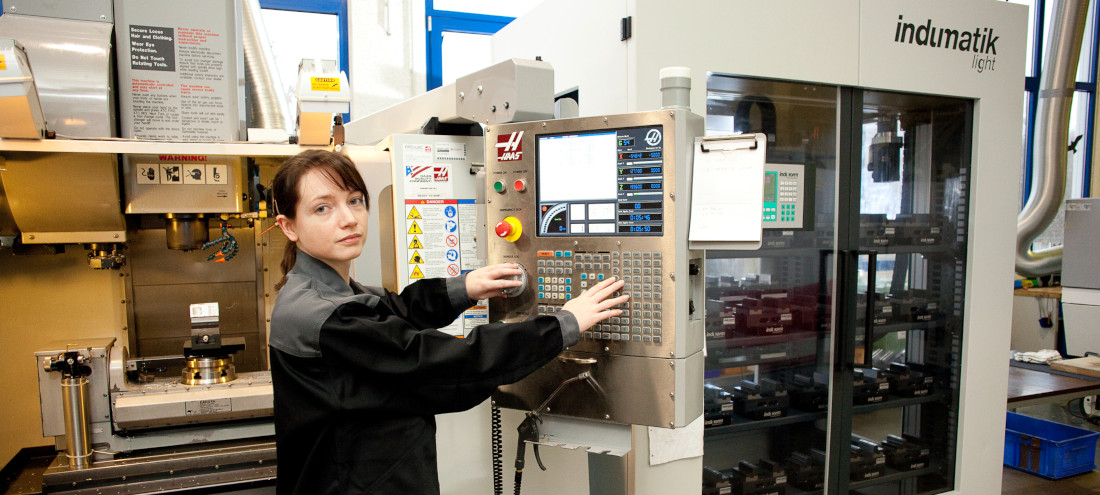 Eine Frau bedient eine Hightechmaschine