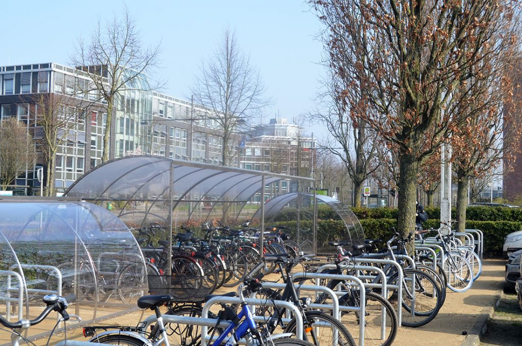 Neue Fahrradabstellplätze an der Hochschule Bremen - hier am Standort Flughafenallee