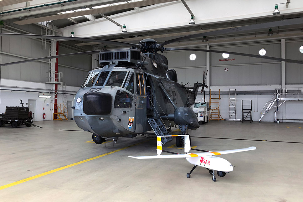 Größenvergleich des LARUS-Flugsystems mit einem Such- und Rettungshubschrauber des Typs Sea King der Deutschen Marine