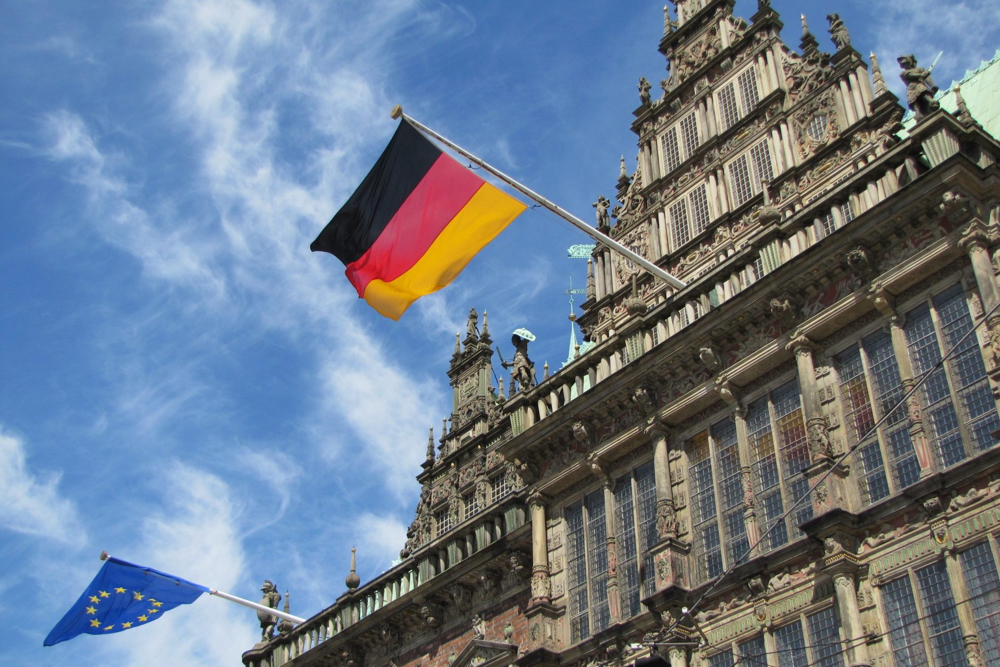 Rathaus mit EU- und deutscher Flagge