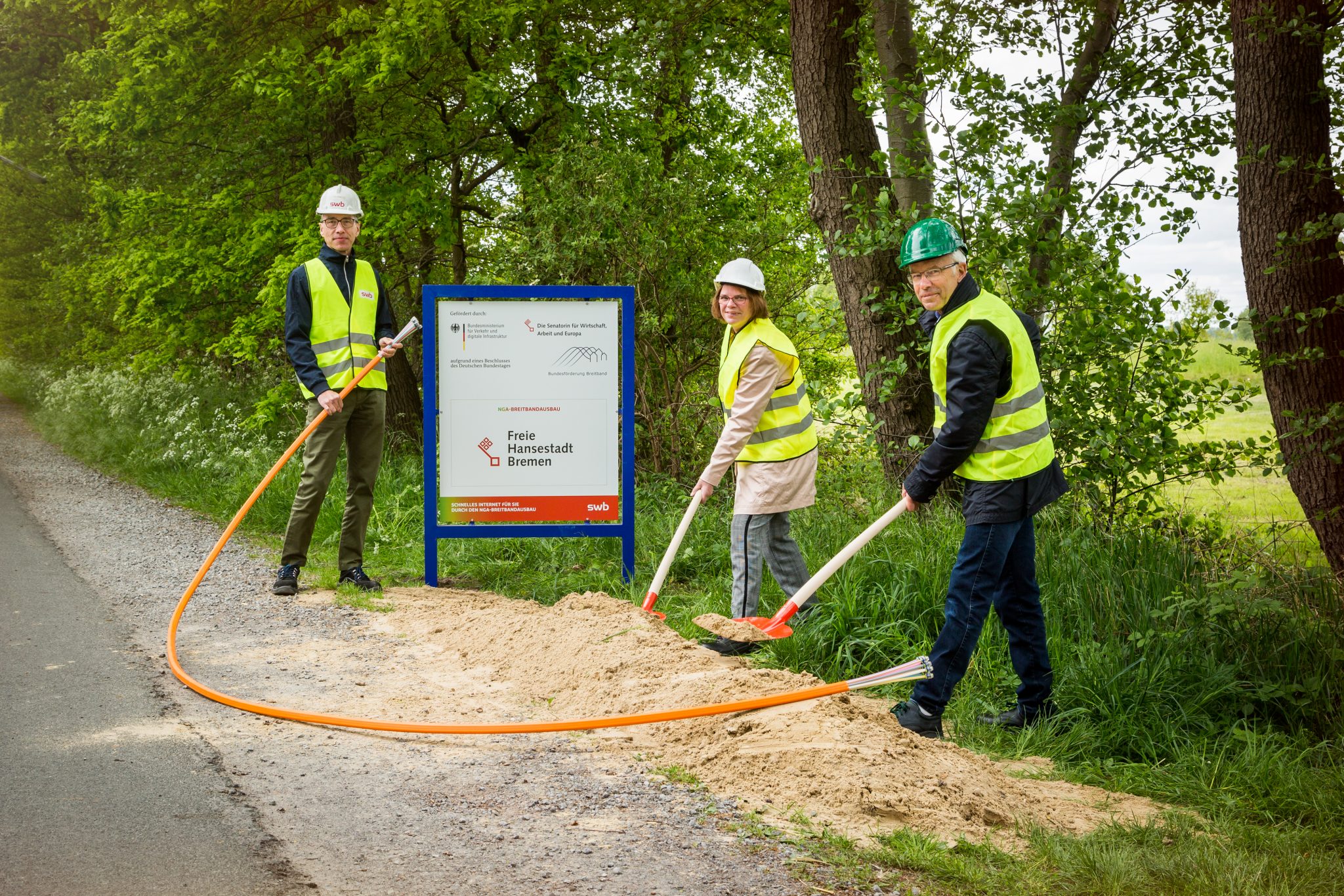 Politiker*innen beim Spatenstich