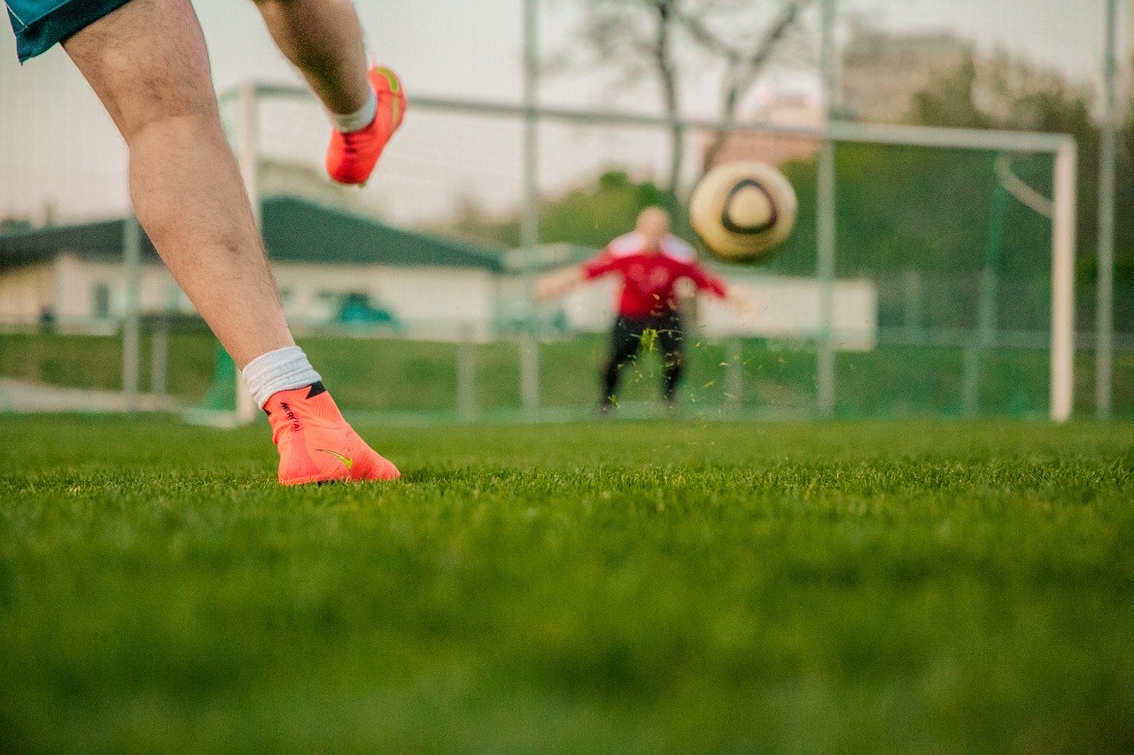 Ein Ball wird auf ein Tor geschossen