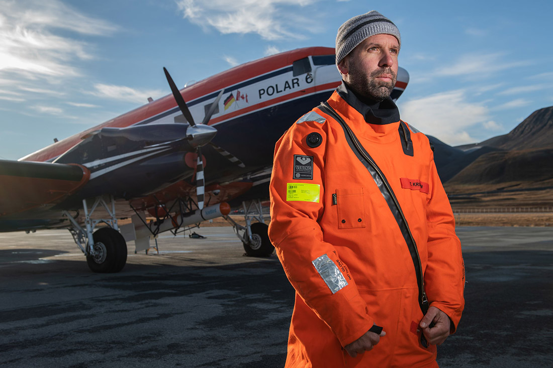 Dr. Thomas Krumpen auf dem Flughafen von Longyearbyen vor dem Flugzeug Polar 6, Bild: AWI/Esther Horvath