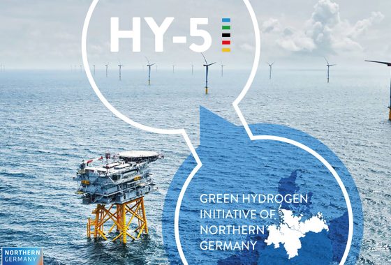 Im Hintergrund sieht man einen Offshore Park, im Vordergrund steht der Text HY-5 Green Hydrogen Initiative of Northern Germany und die Landkarte von Norddeutschland