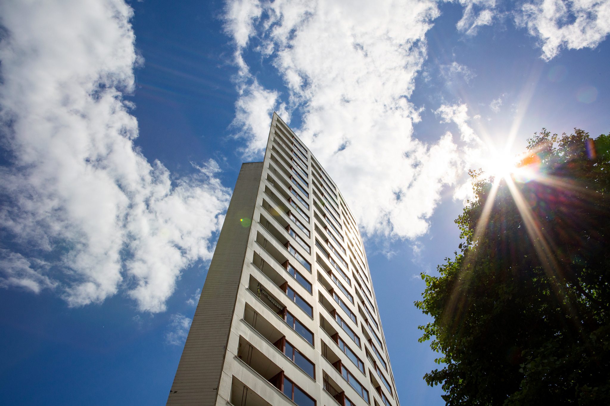 Das Aalto Haus in der Vahr von der Straße aus fotografiert vor blauem Himmel