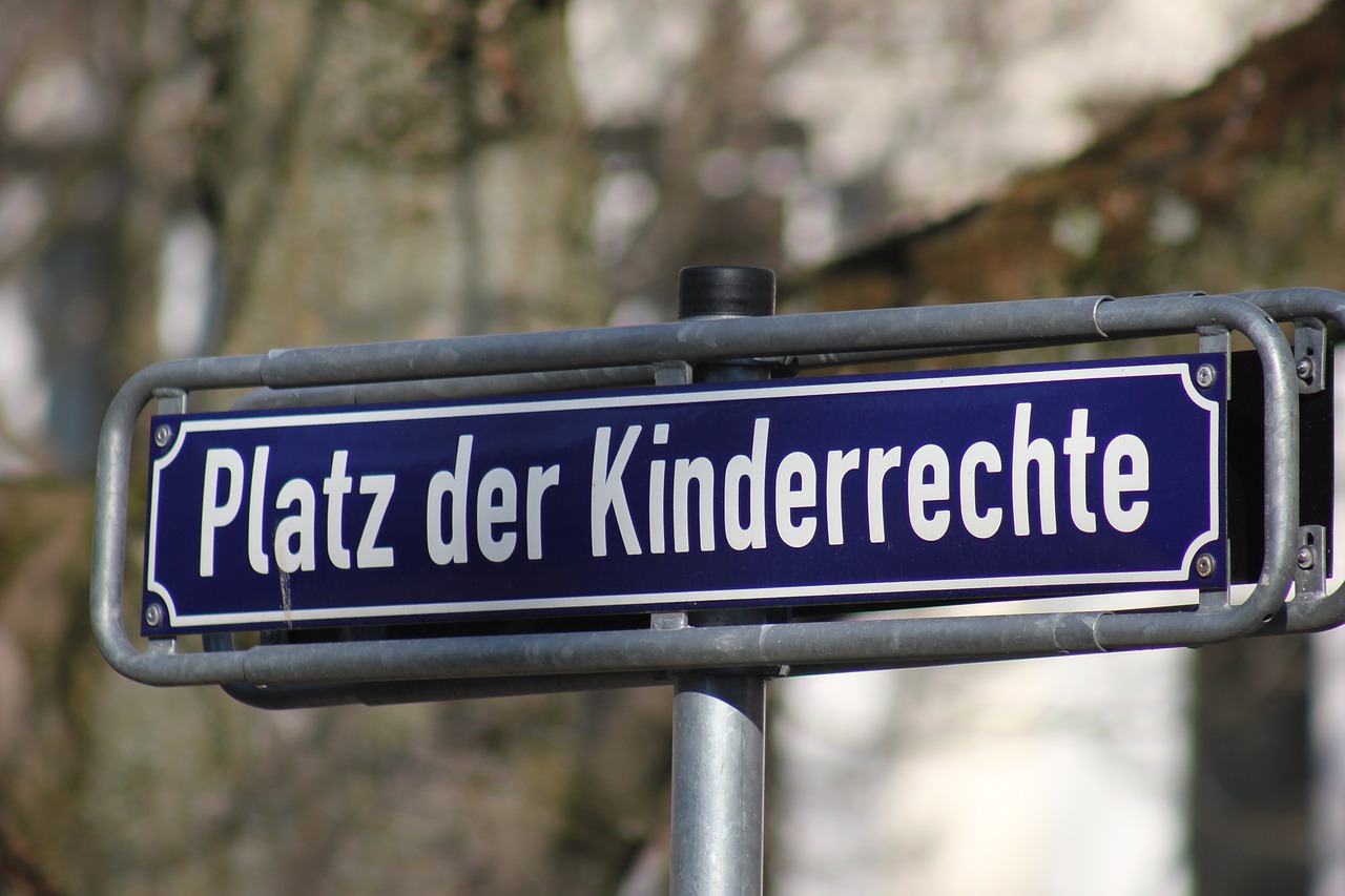 Ein Straßenschild mit der Beschriftung "Platz der Kinderrechte"