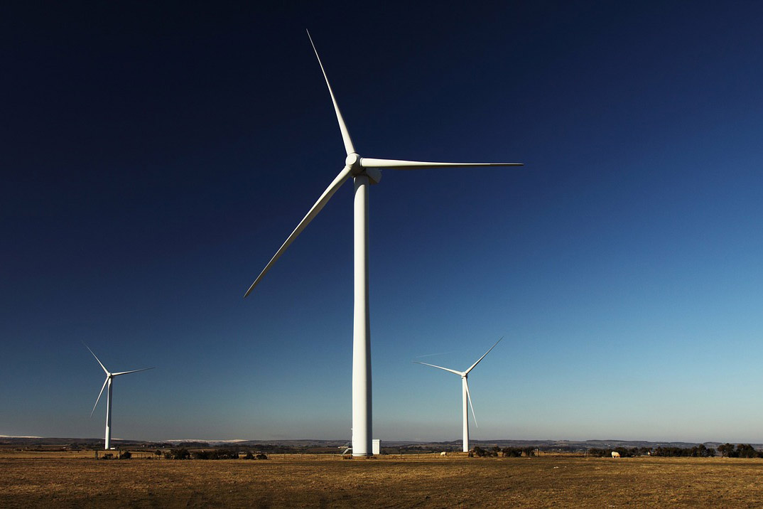 ein Windpark vor blauem Himmel