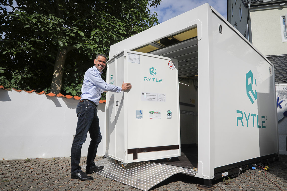 Dr. Arne Kruse, Gründer von RYTLE, belädt einen Microhub mit einem Fahrrrad-Container, Bild: WFB/Strangmann