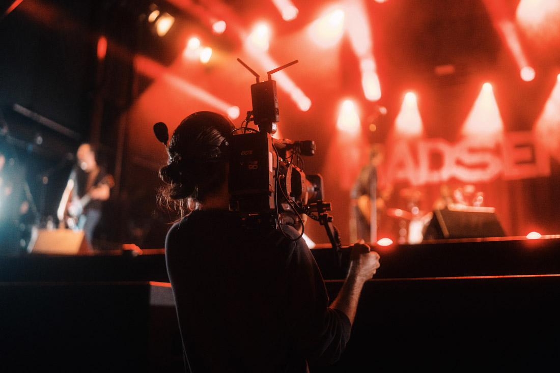 Ein Kameramann filmt das Konzert von Madsen in Bremerhaven. Bild: Patrick Schulze  @patsch.1