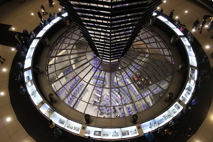 Ein Blick vom Besucher:innenbereich auf die gläserne Decke des Rechstages