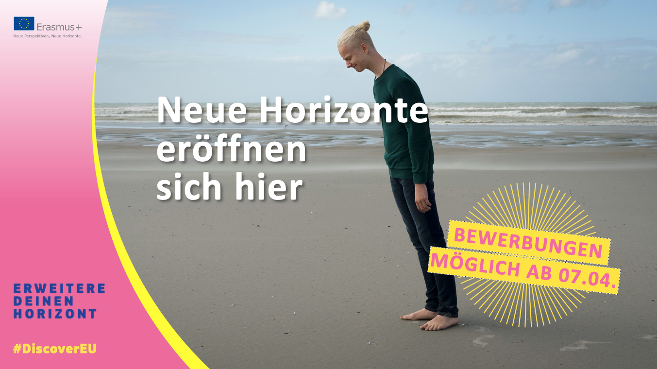 Ein Mann steht nach vorne geneigt am Strand