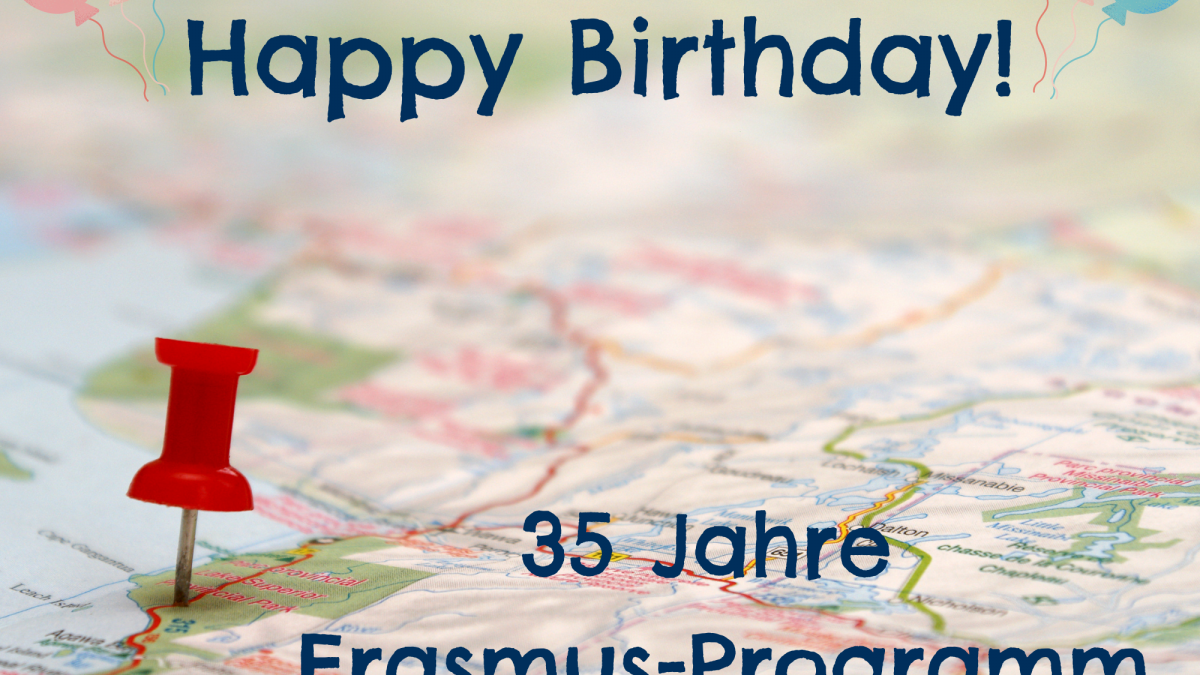 Grafik mit dem Text: Happy Birthday! 35 Jahre Erasmus-Programm. Im Hintergrund sieht man eine Landkarte und einen Pin