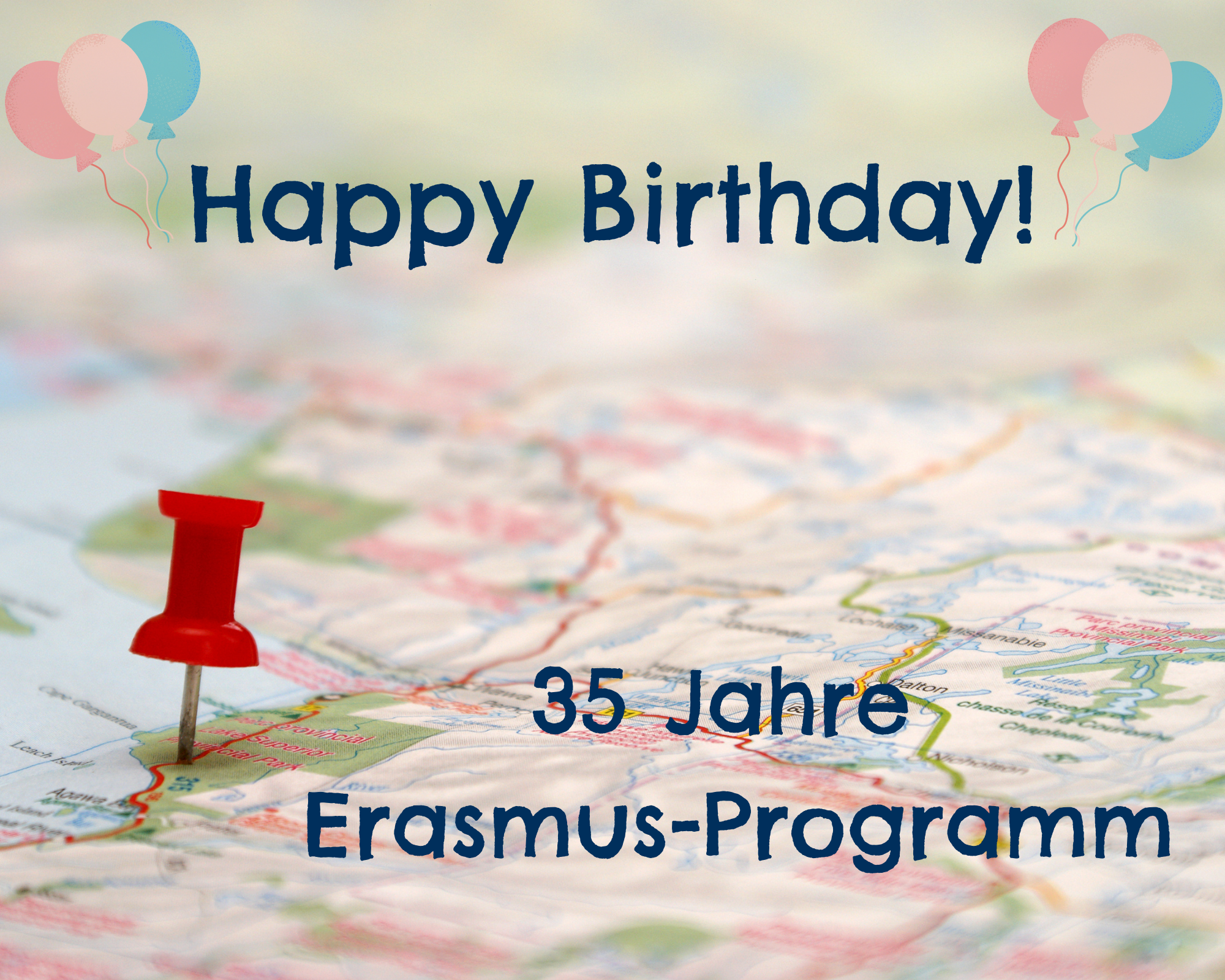 Grafik mit dem Text: Happy Birthday! 35 Jahre Erasmus-Programm. Im Hintergrund sieht man eine Landkarte und einen Pin