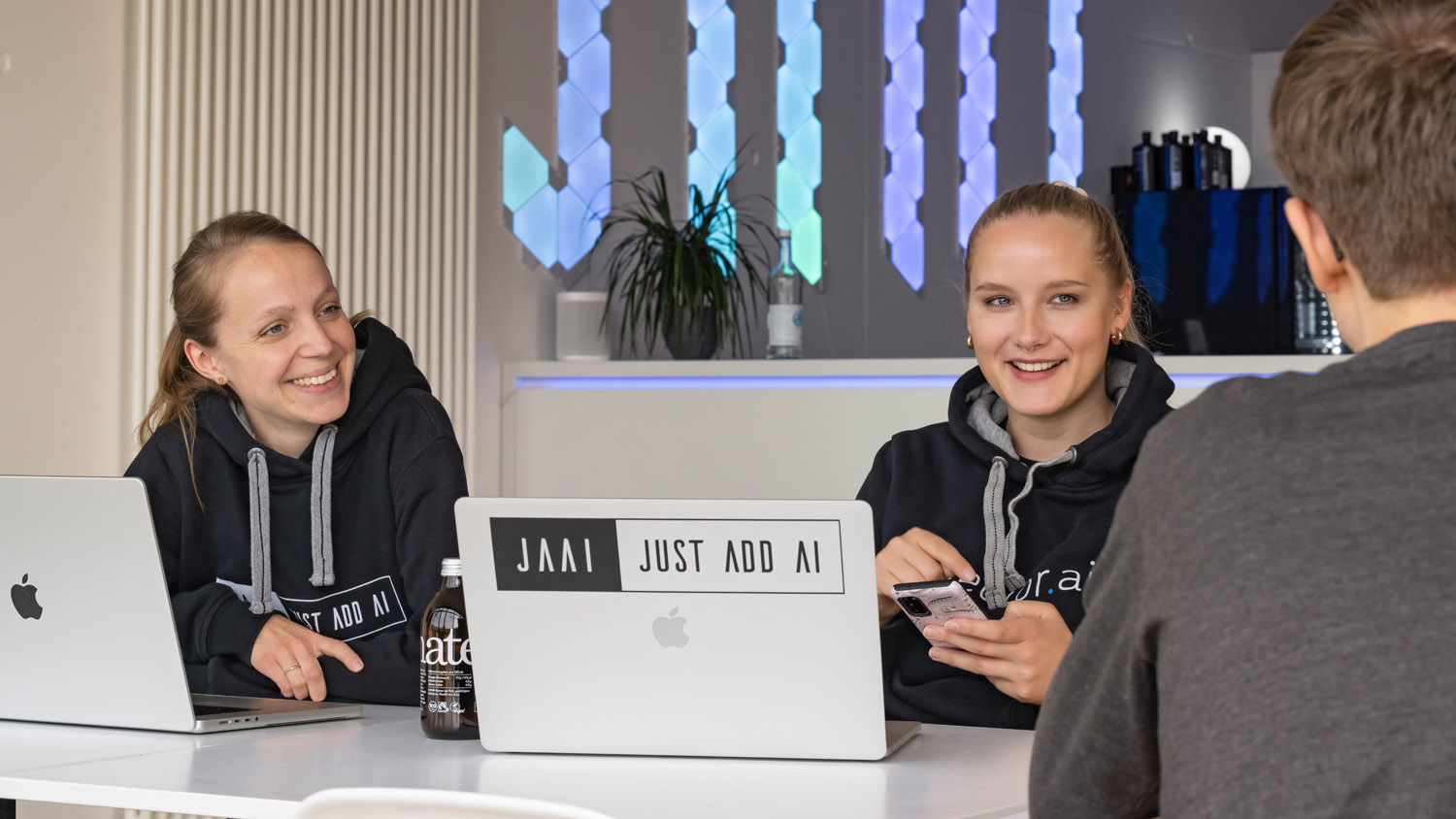 Beeke Thom und Christina Cociancig von JUST ADD AI, Bild: SWAE/Rathke