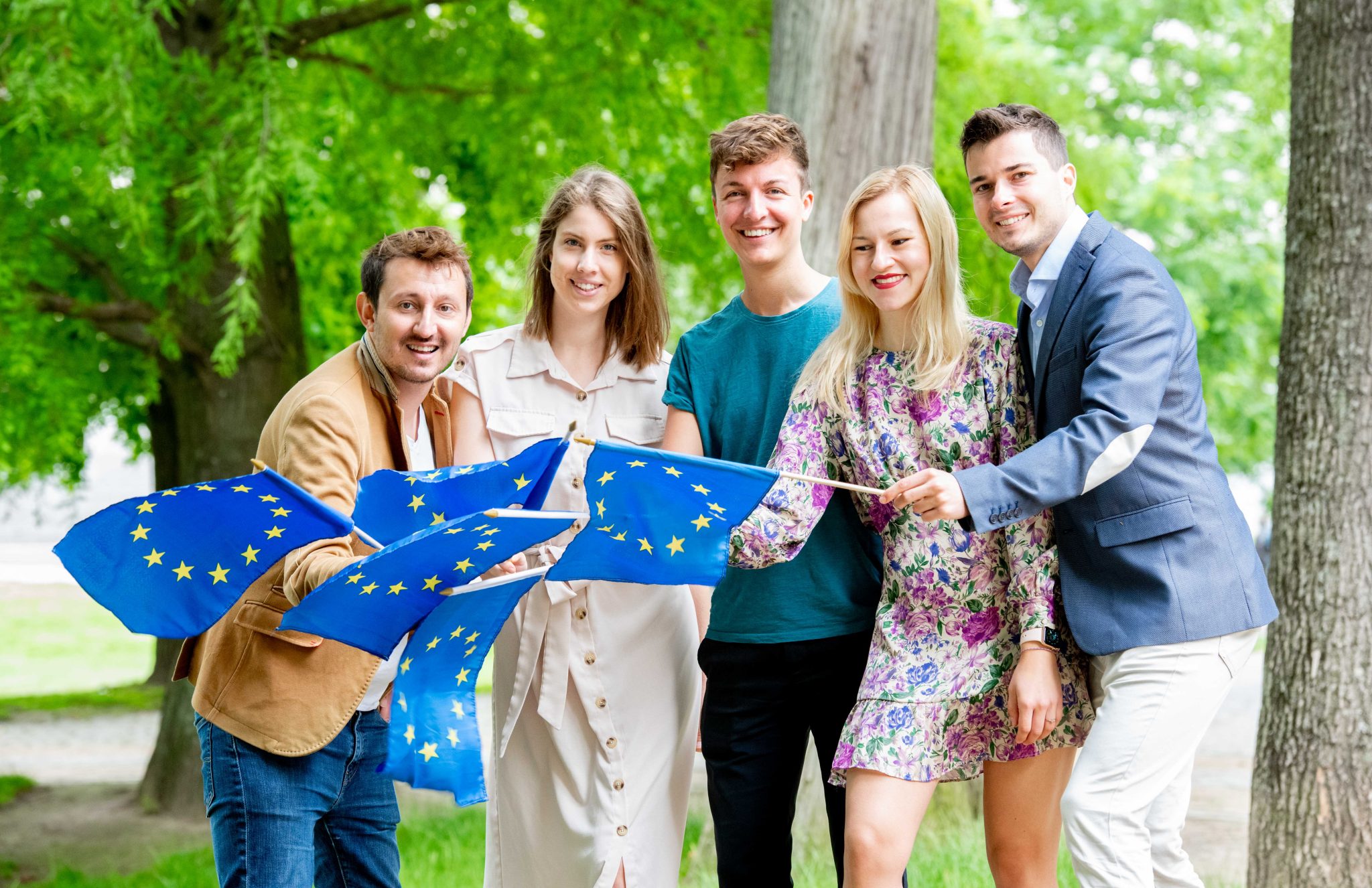 5 junge Leute Mit EU Flagge in den Händen