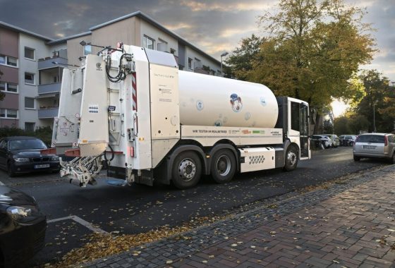 Ein Wasserstoff-Kommunalfahrzeug auf der Straße