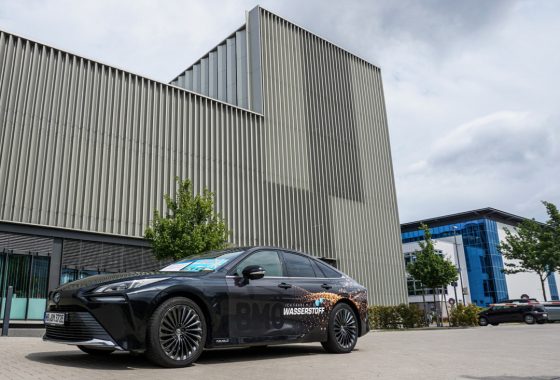 Ein Auto mit der Aufschrift "Wasserstoff" parkt vor einem Gebäude