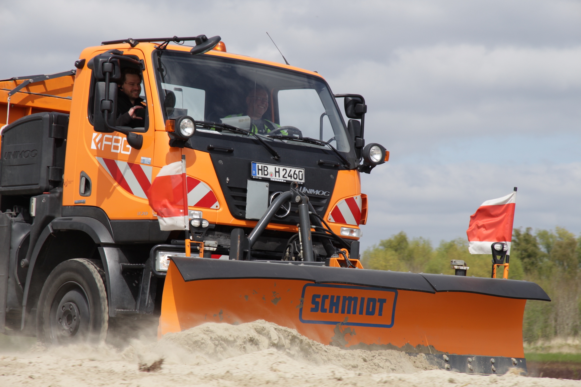 Ein orangenes Fahrzeug zum Schieben von Sand