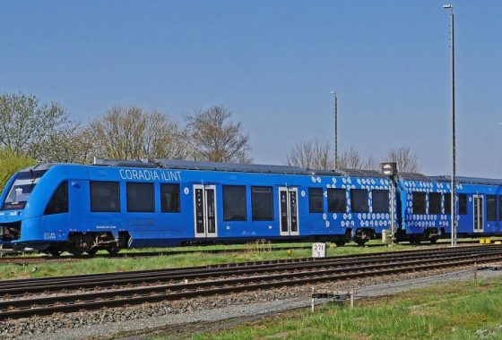 Ein blauer Zug auf den Schienen