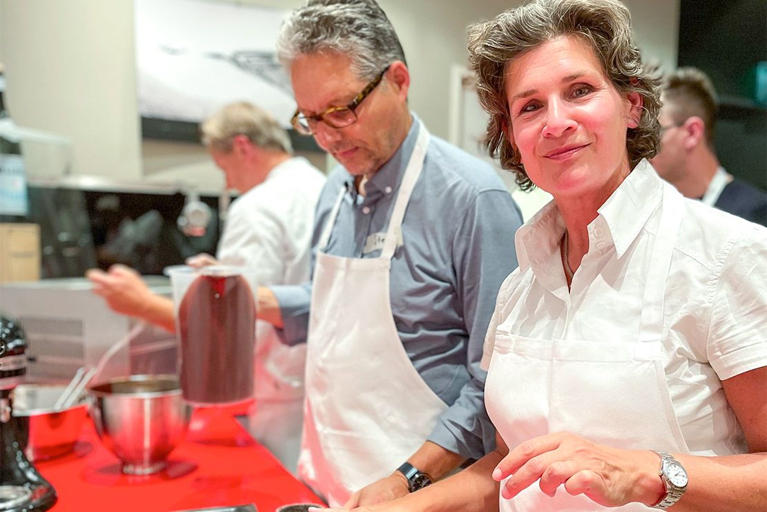 Team-Events sind fester Bestandteil der Unternehmenskultur von SALT AND PEPPER – wie hier Felicitas Pudwitz, Personalleiterin, beim gemeinsamen Kochen, Bild: SALT AND PEPPER