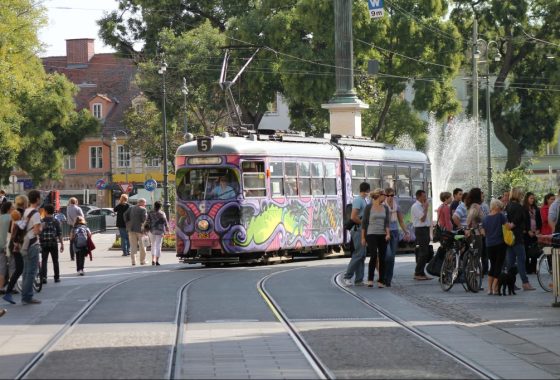 Eine Straßenbahn fährt durch Graz