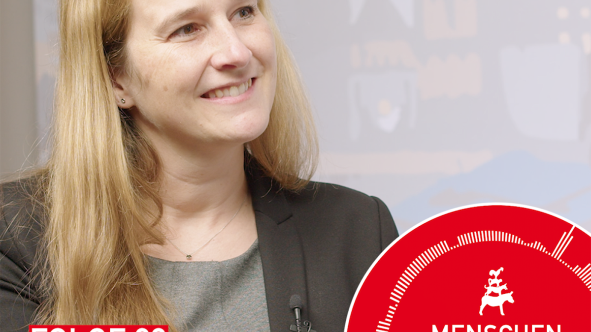 Eine Frau mit dem Namen Daniela Schmidt lächelt. Unter auf dem Bild steht: "Folge 20" und ihr Name. In einem roten Kreis steht neben dem Bremen Logo: "Menschen Arbeit Zukunft".