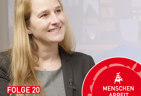 Eine Frau mit dem Namen Daniela Schmidt lächelt. Unter auf dem Bild steht: "Folge 20" und ihr Name. In einem roten Kreis steht neben dem Bremen Logo: "Menschen Arbeit Zukunft".