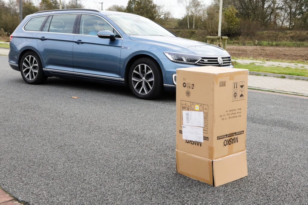 Ein silbergraues Auto der Marke VW umfährt einen Karton auf einer Hindernis-Teststrecke