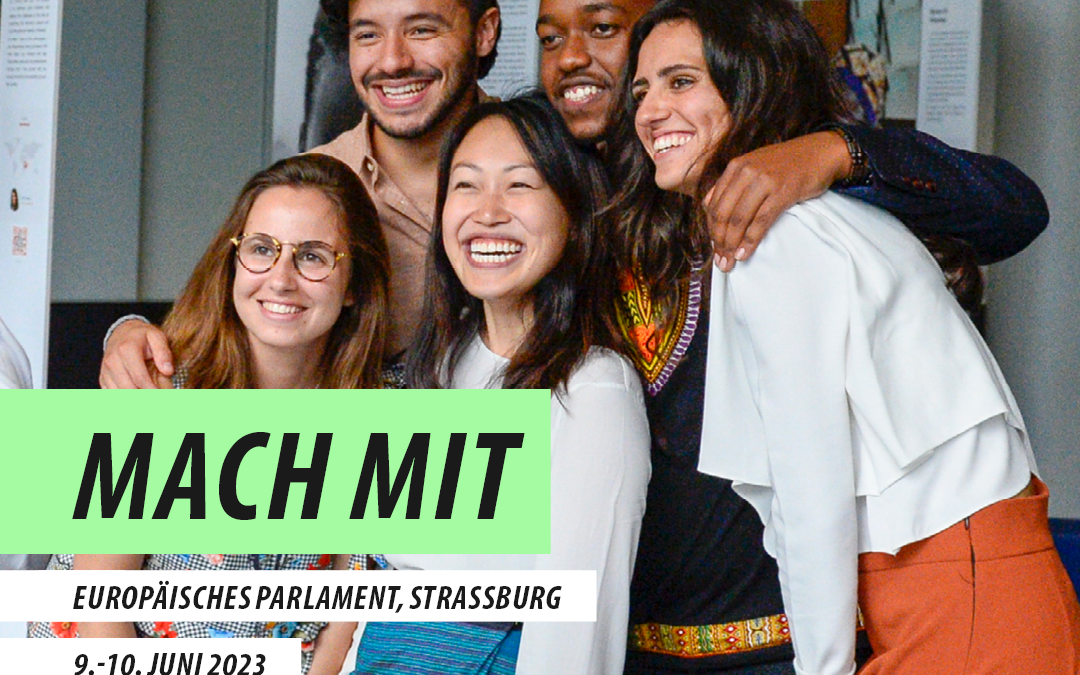 Mehrere junge Menschen stehen zusammen und lachen in eine Richtung