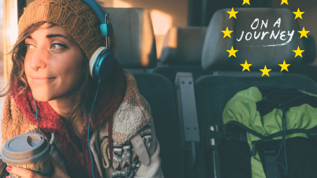 Eine junge Frau sitzt mit Kopfhörern und einem Coffee to Go im Zug und schaut aus dem Fenster. Auf dem Bild steht der Text "Discover EU. Du bist 18 und aus einem Erasmus+ Programmland? Dann raus aus der Komfortzone!"
