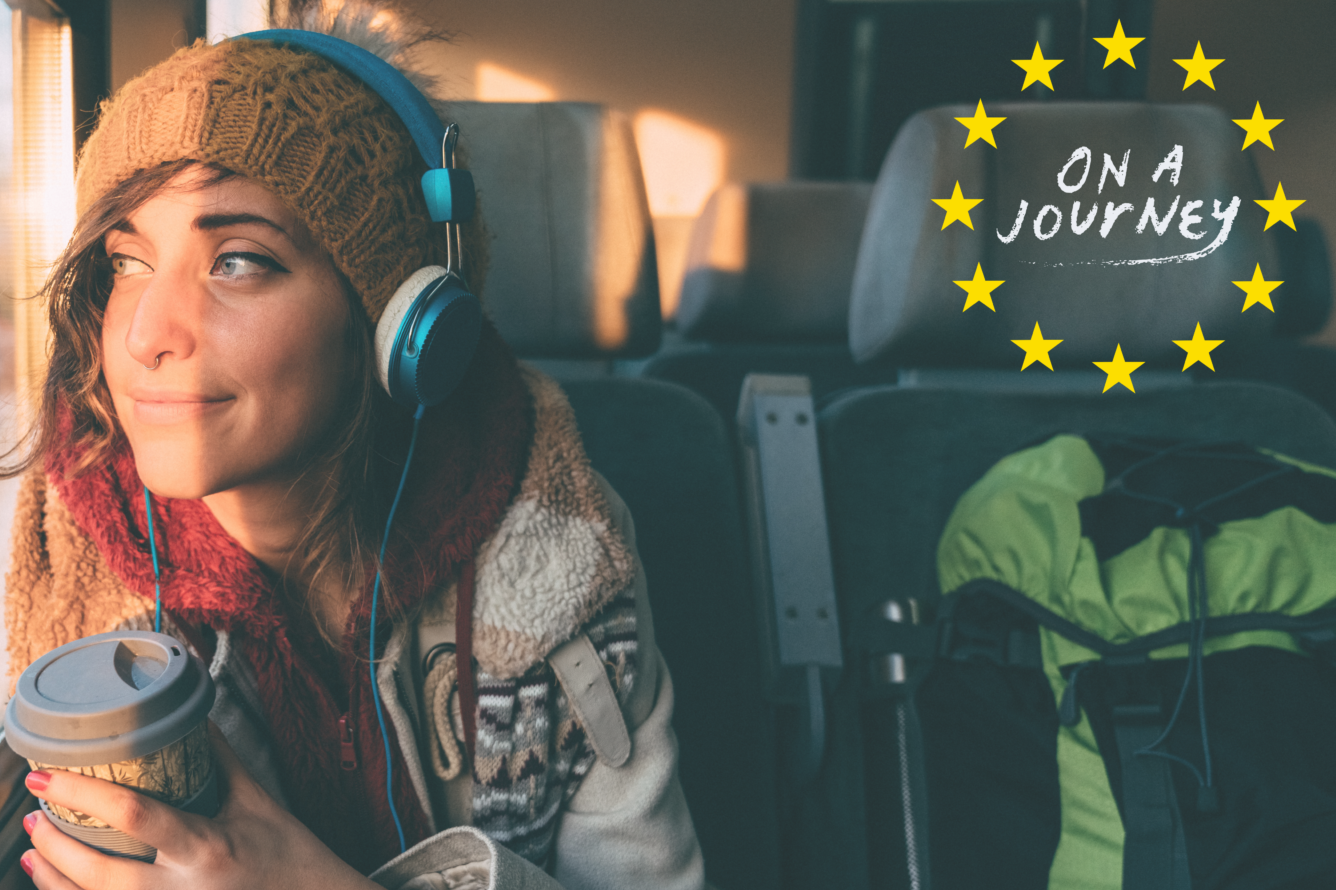 Eine junge Frau sitzt mit Kopfhörern und einem Coffee to Go im Zug und schaut aus dem Fenster. Auf dem Bild steht der Text "Discover EU. Du bist 18 und aus einem Erasmus+ Programmland? Dann raus aus der Komfortzone!"