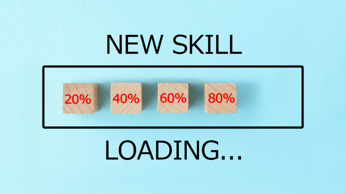 Eine Grafik mit vier Holzwürfeln, auf denen steigende Prozentzahlen gedruckt sind und der Text "New Skill loading" steht