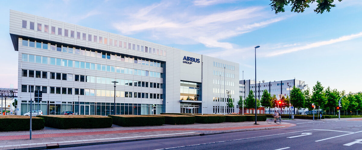 Ein Firmengebäude von Airbus von außen