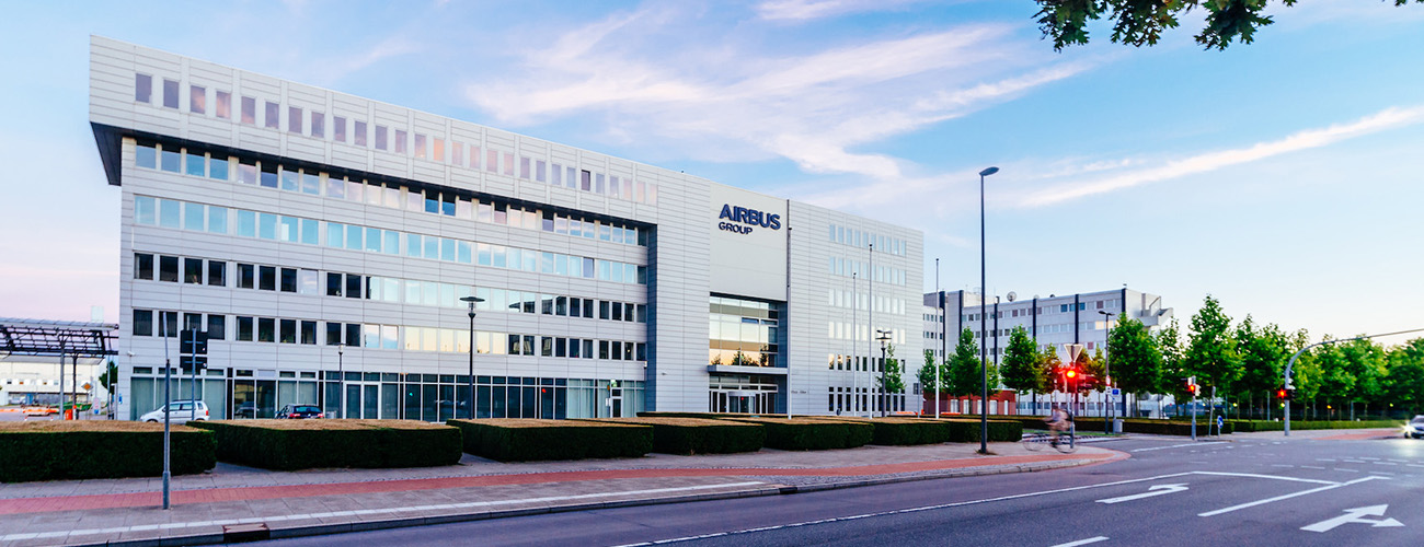 Ein Firmengebäude von Airbus von außen