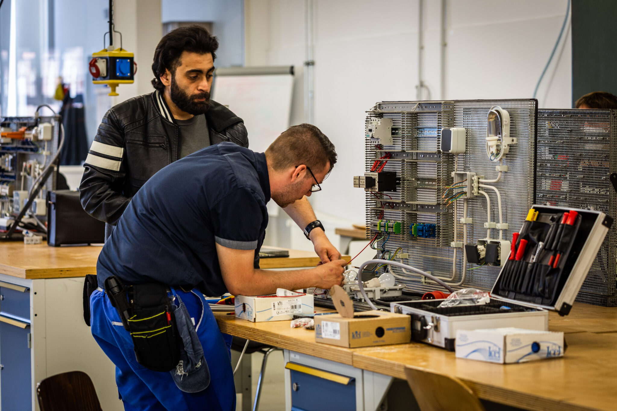 Untertitel: Auszubildende des Projekts „Ausbildung PLUS im Seestadtverbund“ stellen ihre Arbeitsbereiche vor.