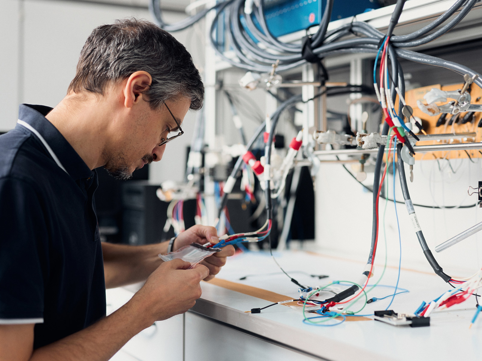 Fabio La Mantia ist Professor an der Universität Bremen und forscht mit seinem Team im Matena Projekt „Zink-Ionen-Batterien für stationäre Speicher“.
